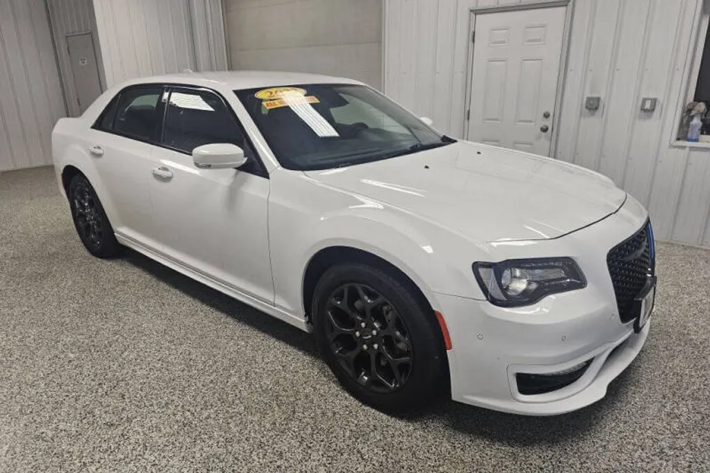 2022 Chrysler 300 Touring L photo 1