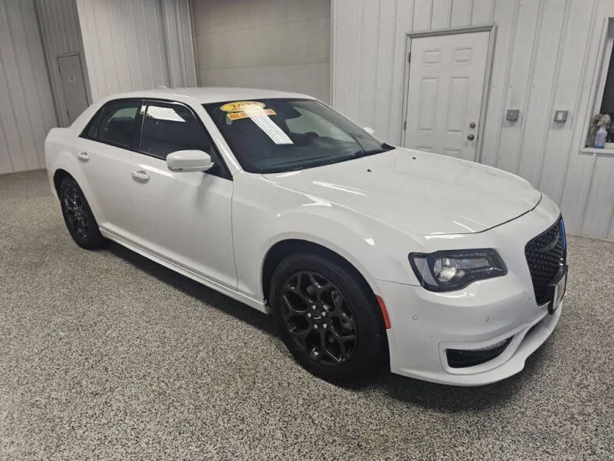 2022 Chrysler 300 Touring L photo 1