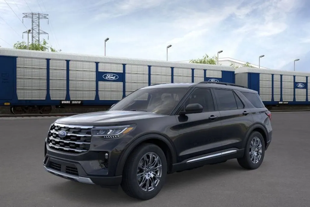2025 Ford Explorer photo 1