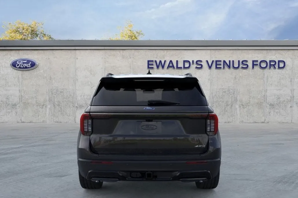 2025 Ford Explorer ST-Line photo 1