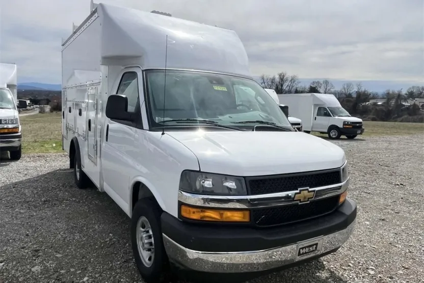 2025 Chevrolet Express Cutaway 3500 photo 1