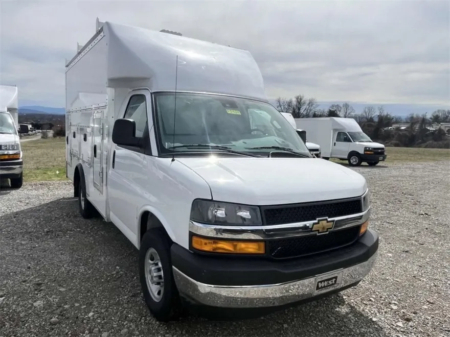 2025 Chevrolet Express Cutaway 3500 photo 1