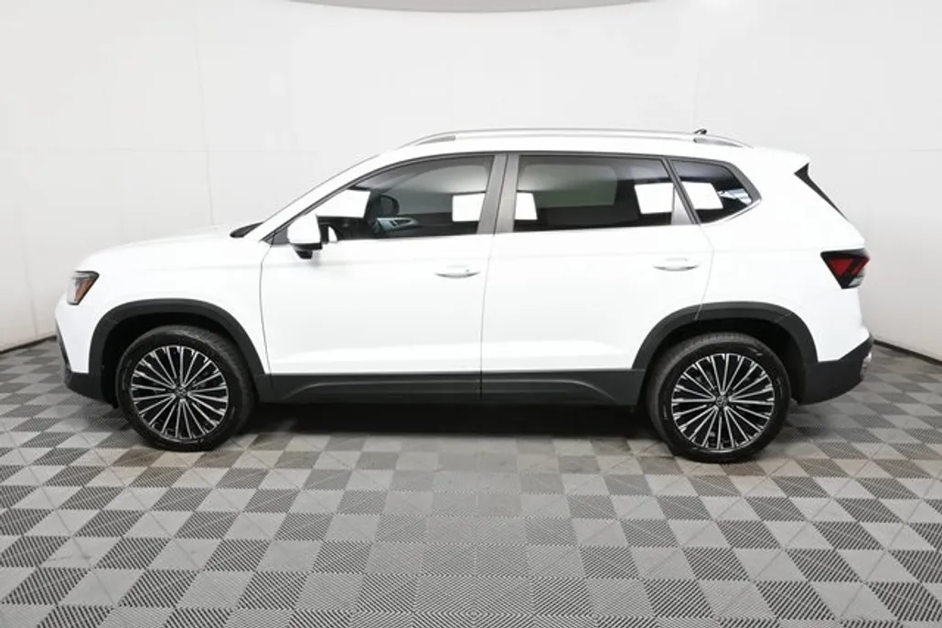 2025 Volkswagen Taos SE photo 1