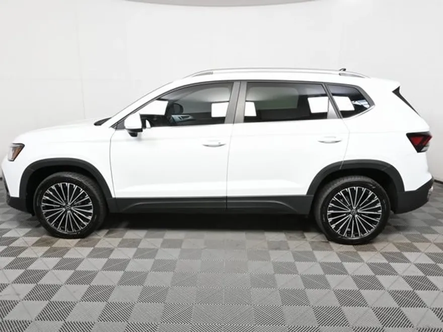 2025 Volkswagen Taos SE photo 1