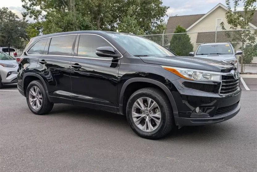 2016 Toyota Highlander LE Plus photo 1