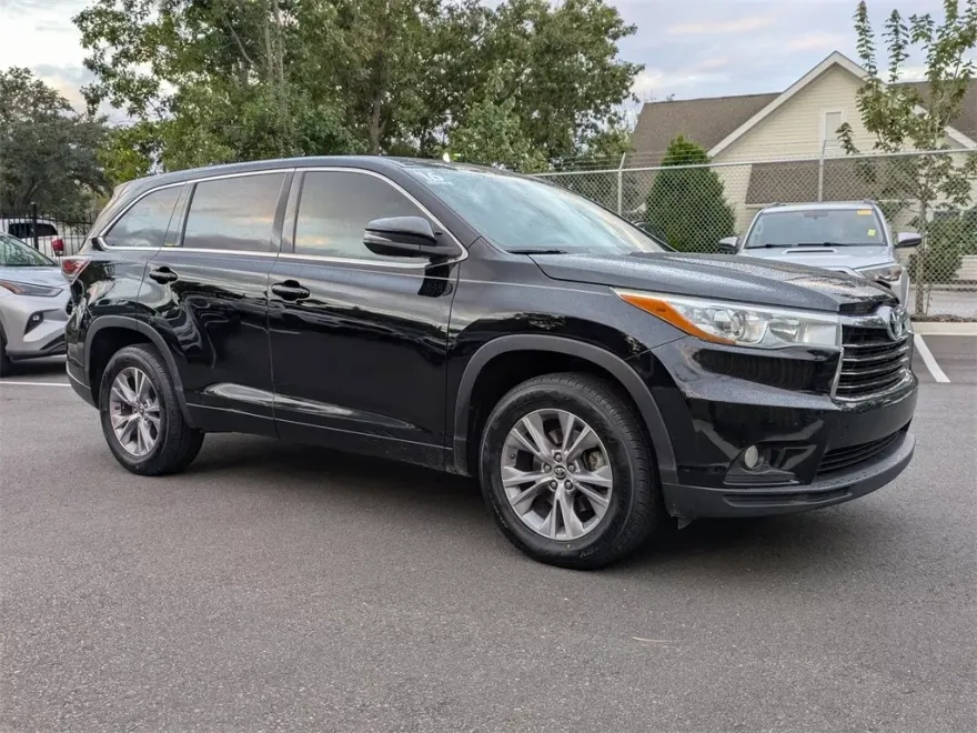 2016 Toyota Highlander LE Plus photo 1