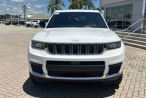 2025 Jeep Grand Cherokee Laredo photo 3