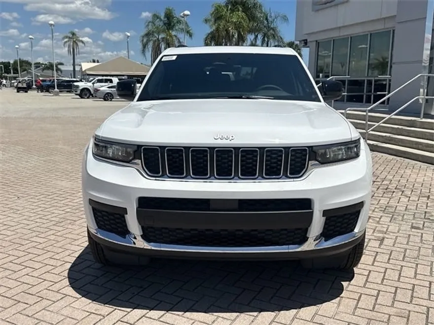 2025 Jeep Grand Cherokee Laredo photo 3