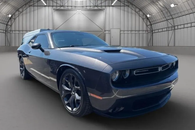 2017 Dodge Challenger SXT photo 1