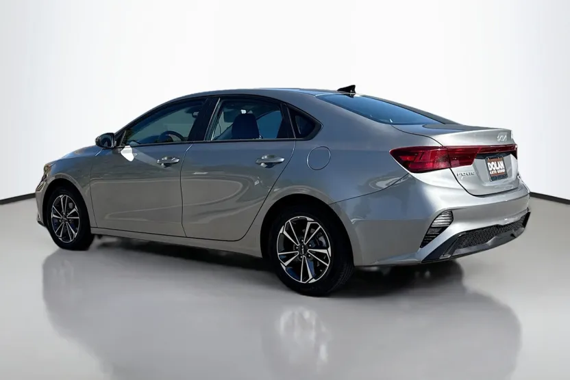 2023 Kia Forte LXS photo 1