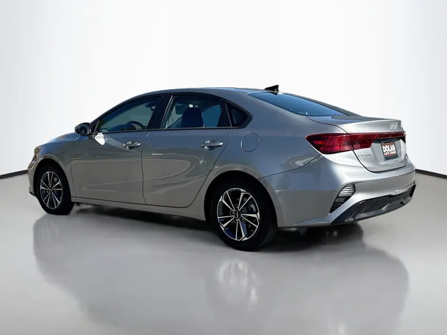 2023 Kia Forte LXS photo 1