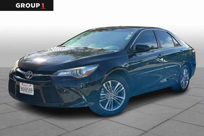 2017 Toyota Camry SE photo 1