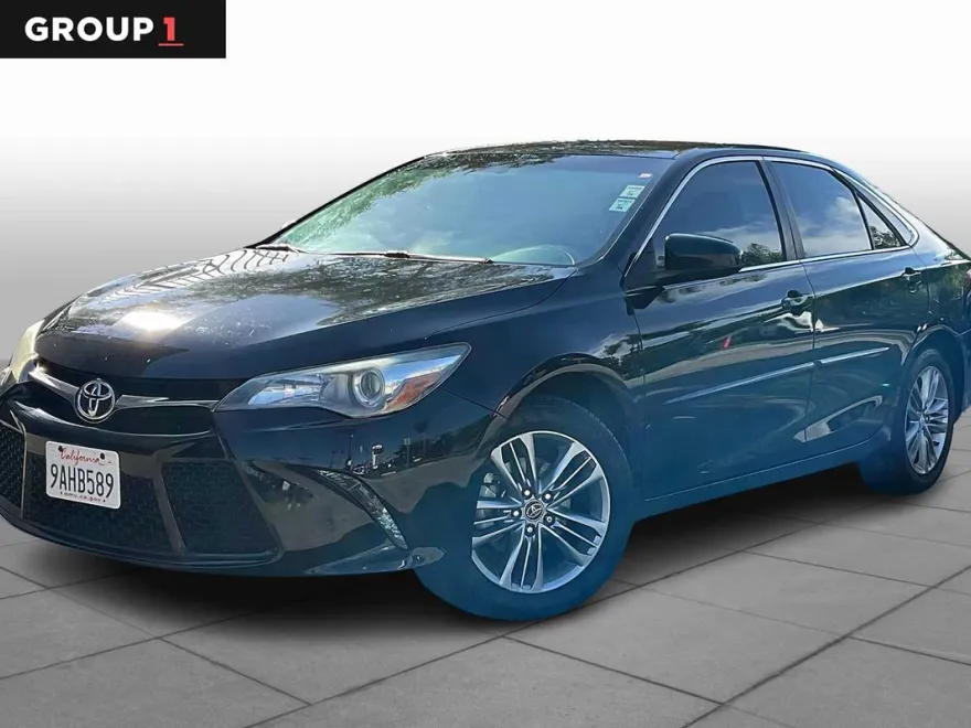 2017 Toyota Camry SE photo 1