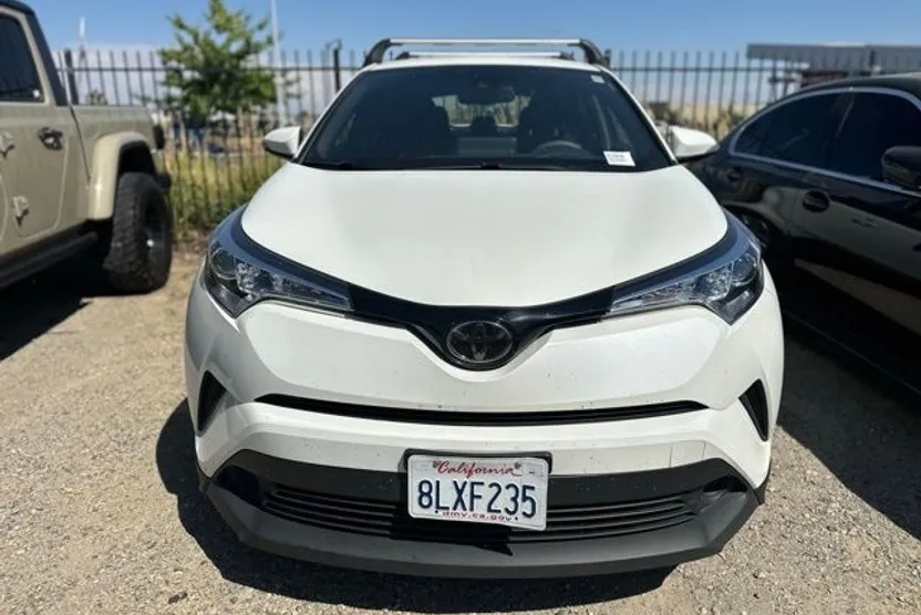 2019 Toyota C-HR LE photo 1