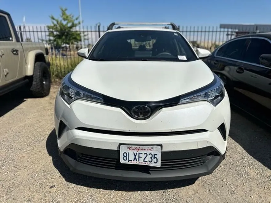 2019 Toyota C-HR LE photo 1
