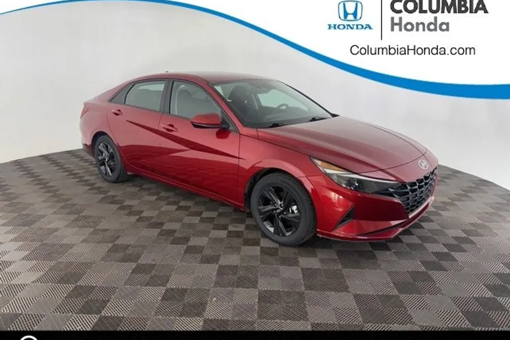 2023 Hyundai Elantra SEL photo 1