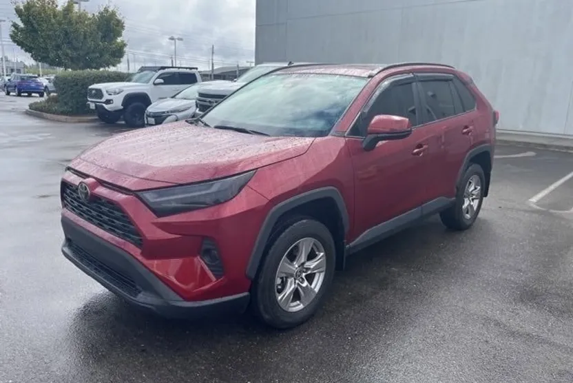 2022 Toyota RAV4 XLE photo 1