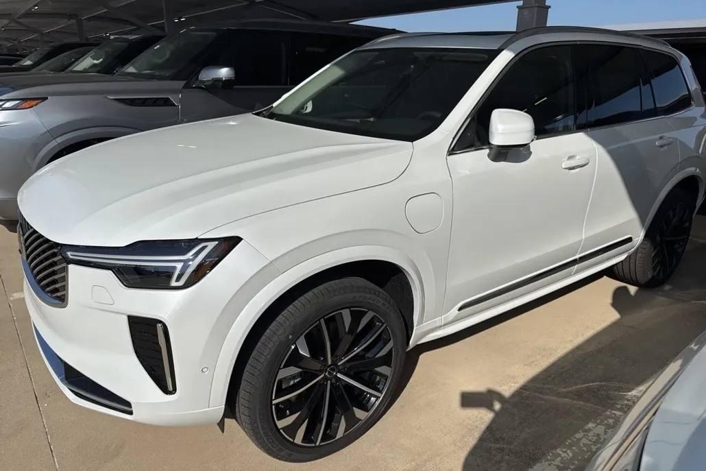 2025 Volvo XC90 T8 Plus photo 1