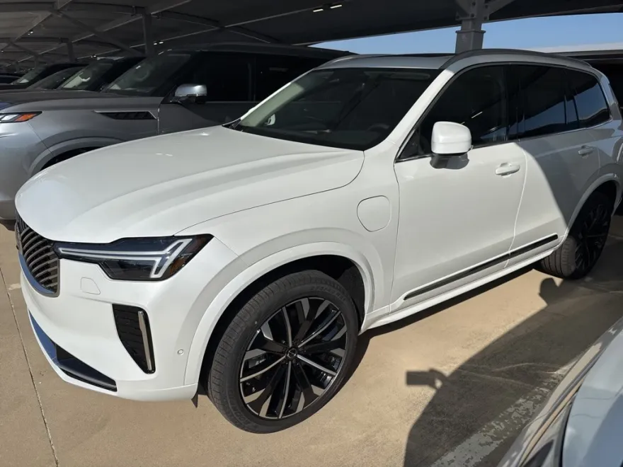 2025 Volvo XC90 T8 Plus photo 1