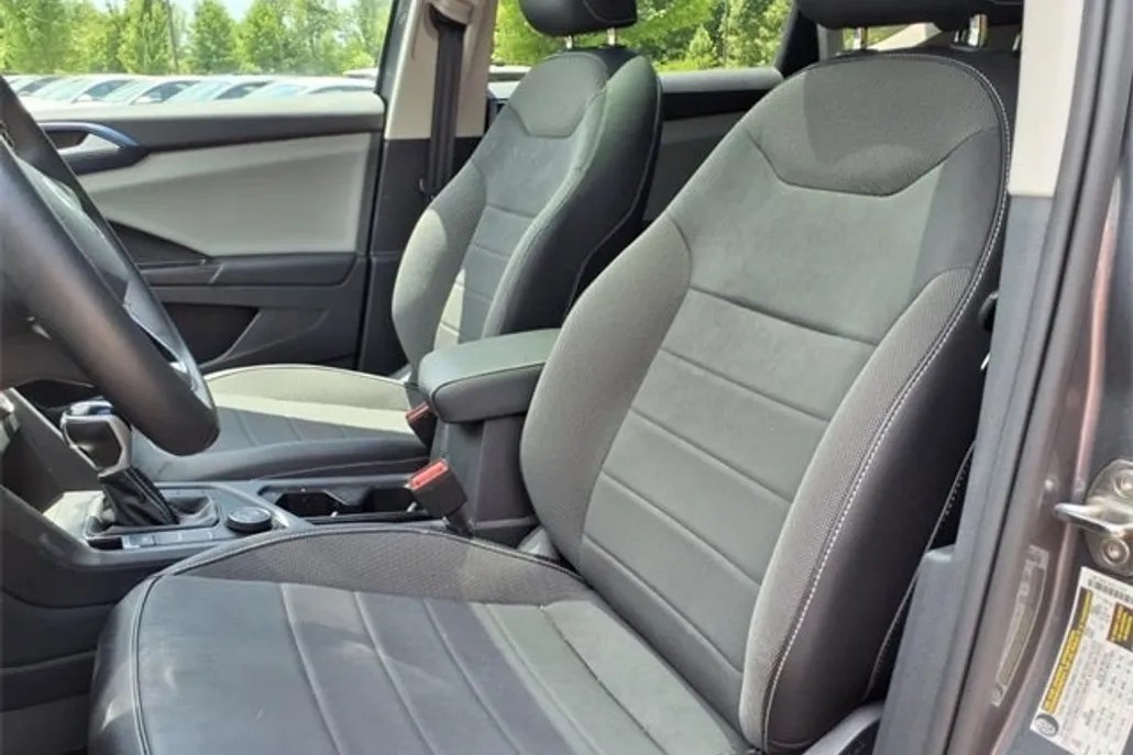 2022 Volkswagen Taos SE photo 1