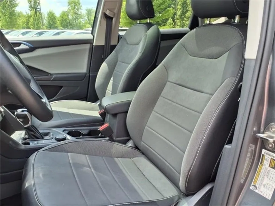 2022 Volkswagen Taos SE photo 1