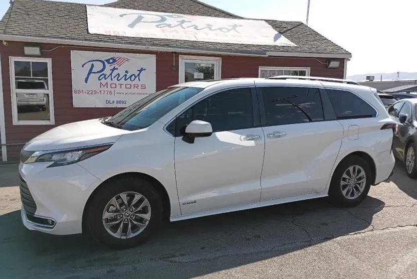 2021 Toyota Sienna XLE Hybrid photo 1