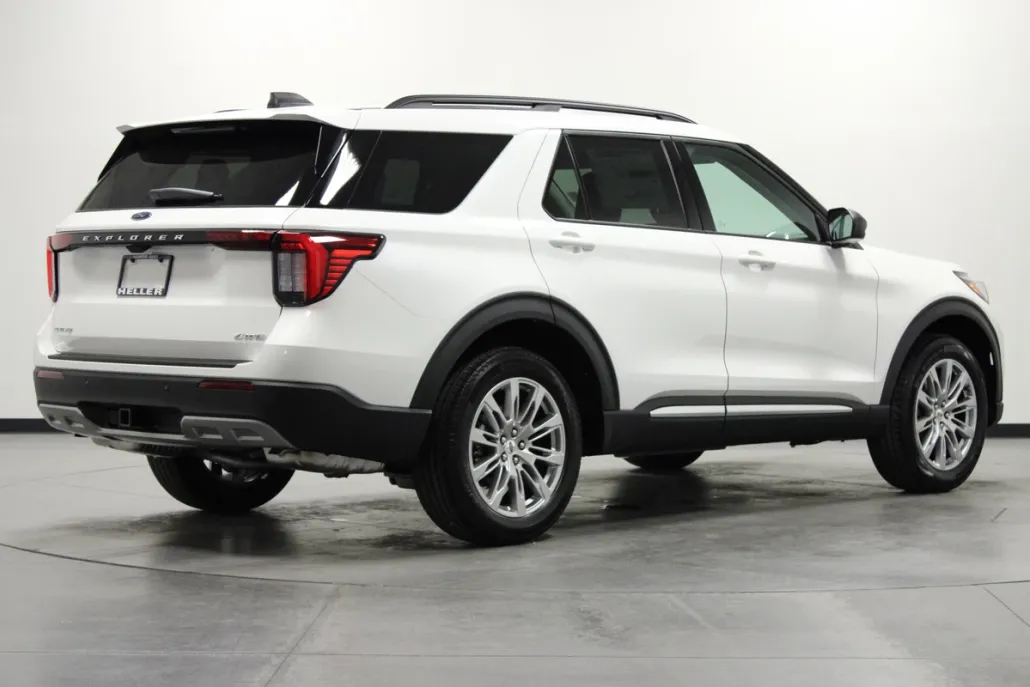 2025 Ford Explorer photo 1