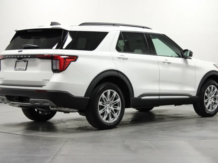 2025 Ford Explorer photo 1