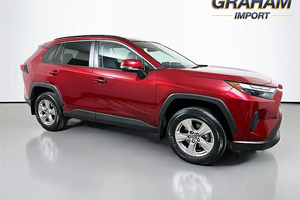 2022 Toyota RAV4 XLE photo 1