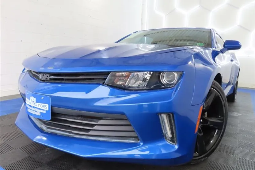 2017 Chevrolet Camaro 1LT photo 1
