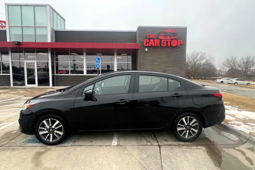 2021 Nissan Versa SV photo 1