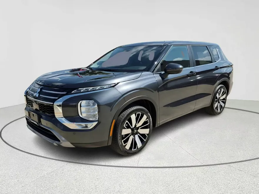 2025 Mitsubishi Outlander SE photo 1