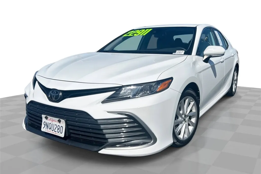 2023 Toyota Camry LE photo 1