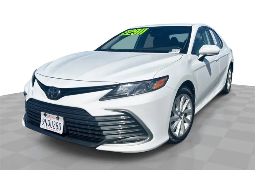 2023 Toyota Camry LE photo 1