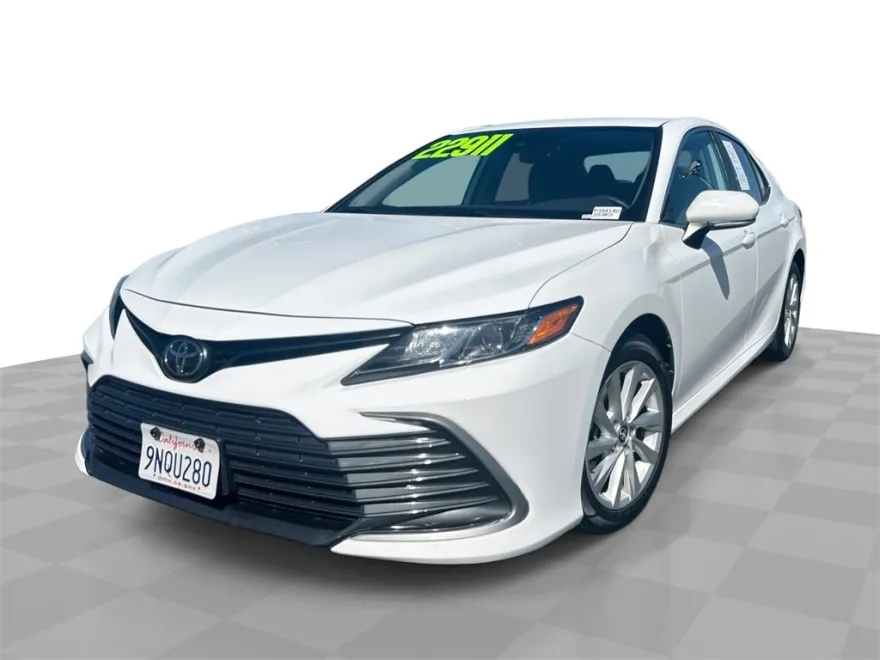 2023 Toyota Camry LE photo 1
