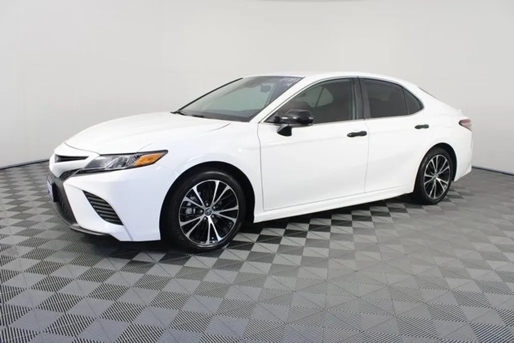 2019 Toyota Camry L photo 1