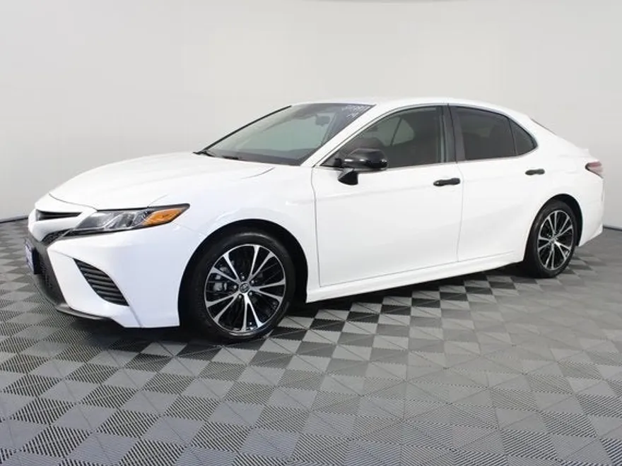 2019 Toyota Camry L photo 1
