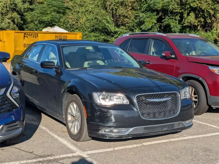 2016 Chrysler 300 Limited photo 1