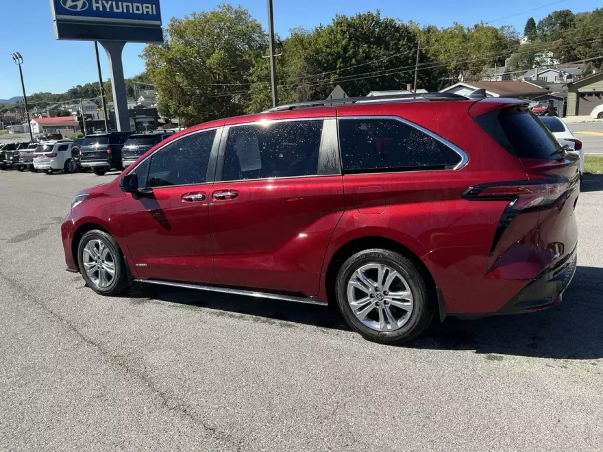 2021 Toyota Sienna XSE photo 1