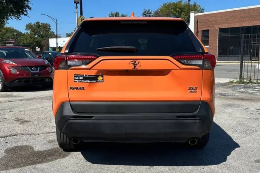 2019 Toyota RAV4 Hybrid LE photo 1