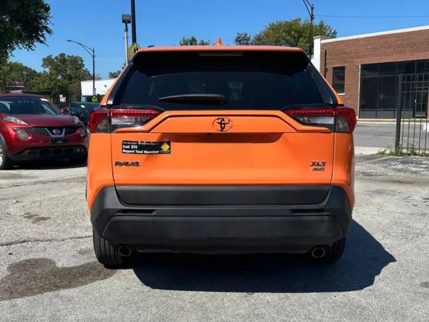 2019 Toyota RAV4 Hybrid LE photo 1