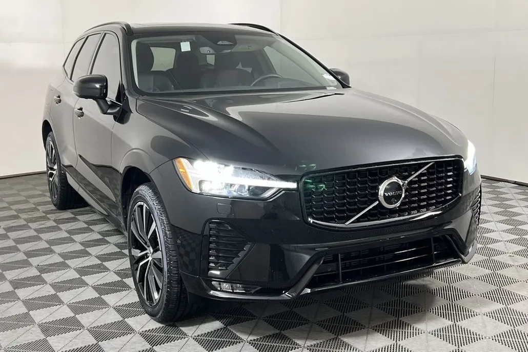 2025 Volvo XC60 B5 Plus photo 1