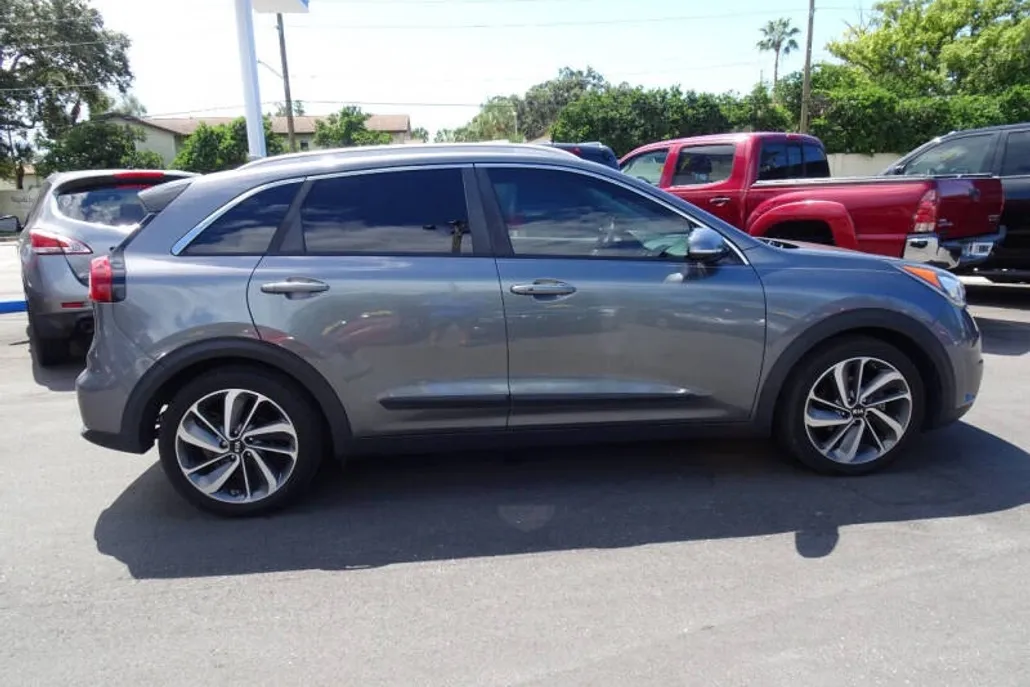 2017 Kia Niro Touring photo 1
