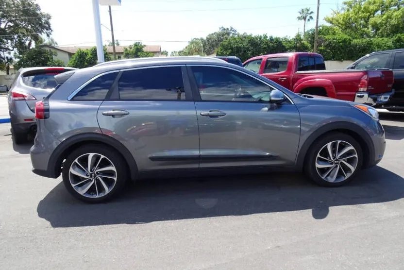 2017 Kia Niro Touring photo 1