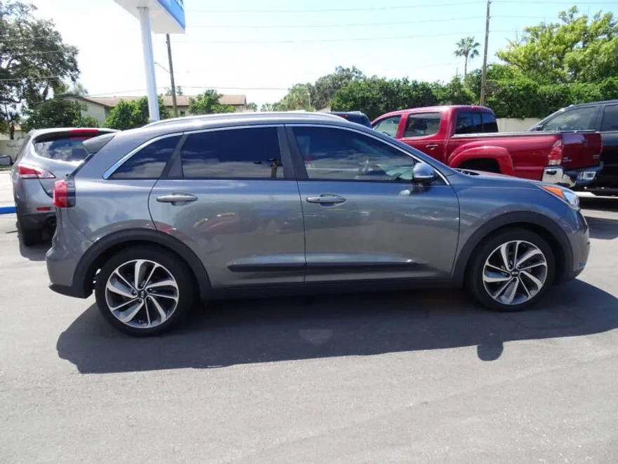2017 Kia Niro Touring photo 1