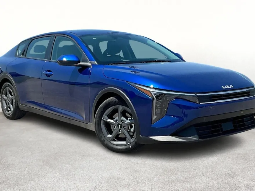 2025 Kia K4 LXS photo 1