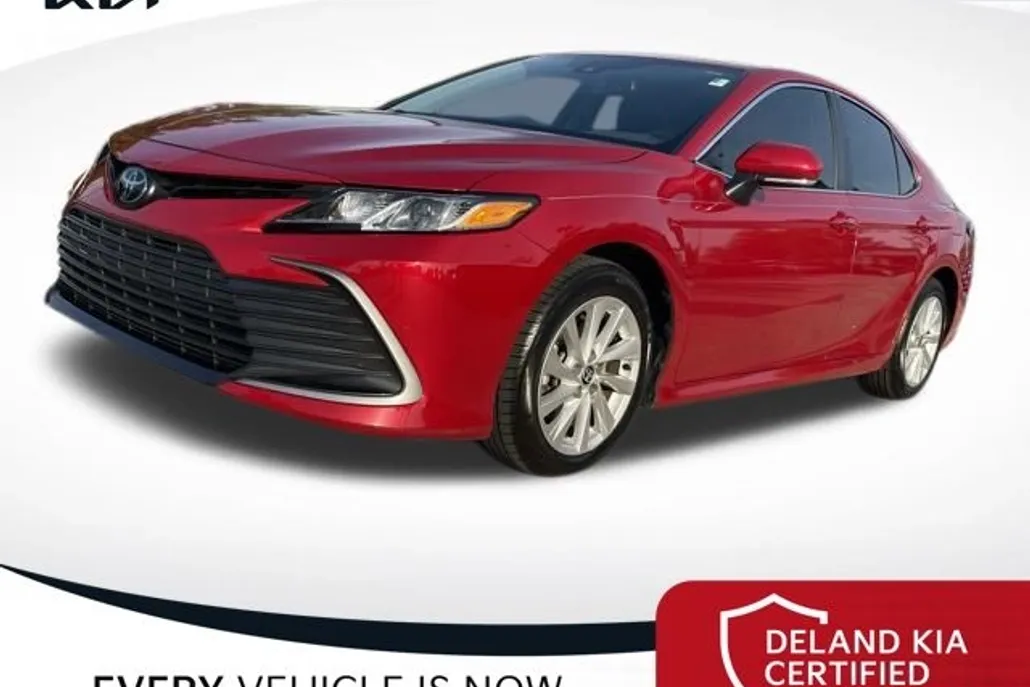 2023 Toyota Camry LE photo 1