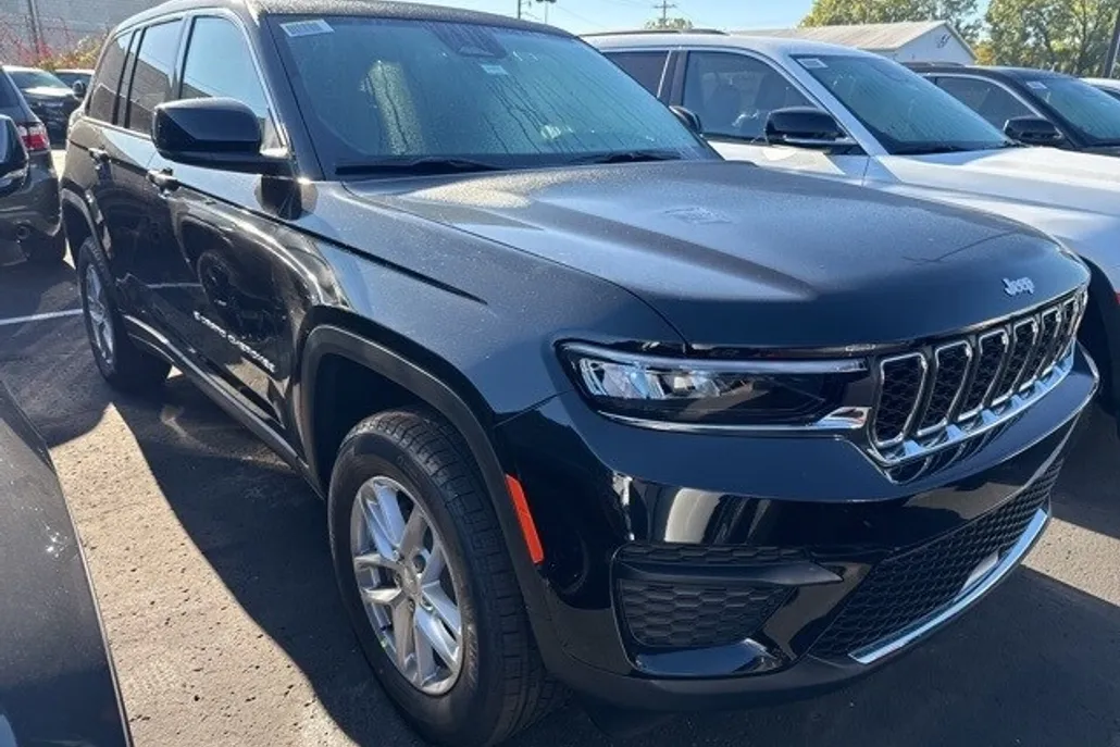 2025 Jeep Grand Cherokee Laredo photo 1