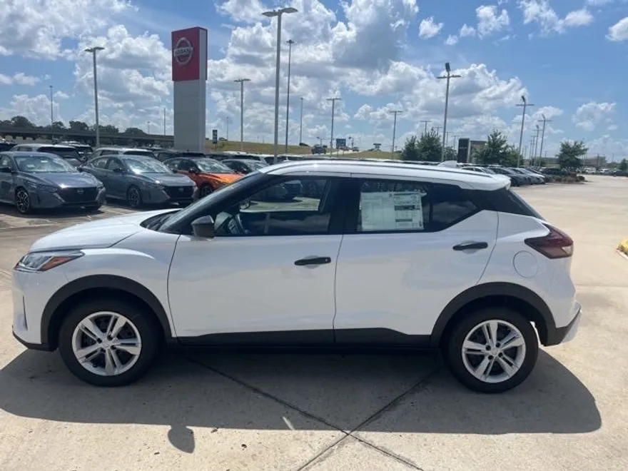2025 Nissan Kicks Play S photo 1