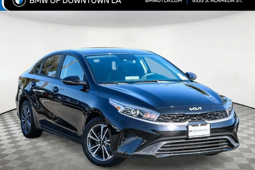 2023 Kia Forte LXS photo 1